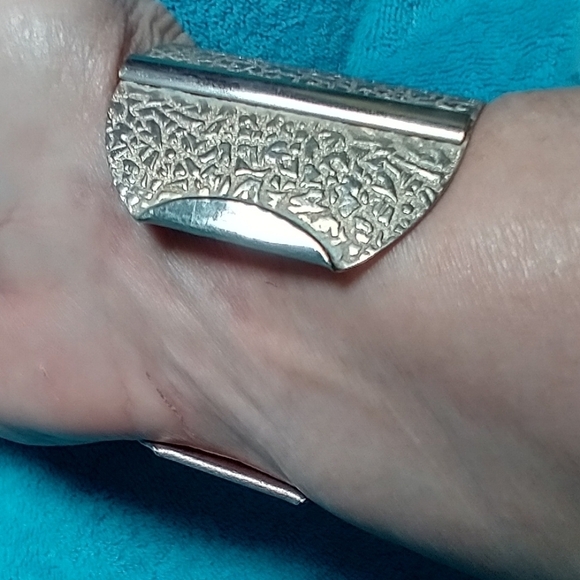Textured Silver Wide Large Cuff Bracelet vintage - Picture 7 of 7
